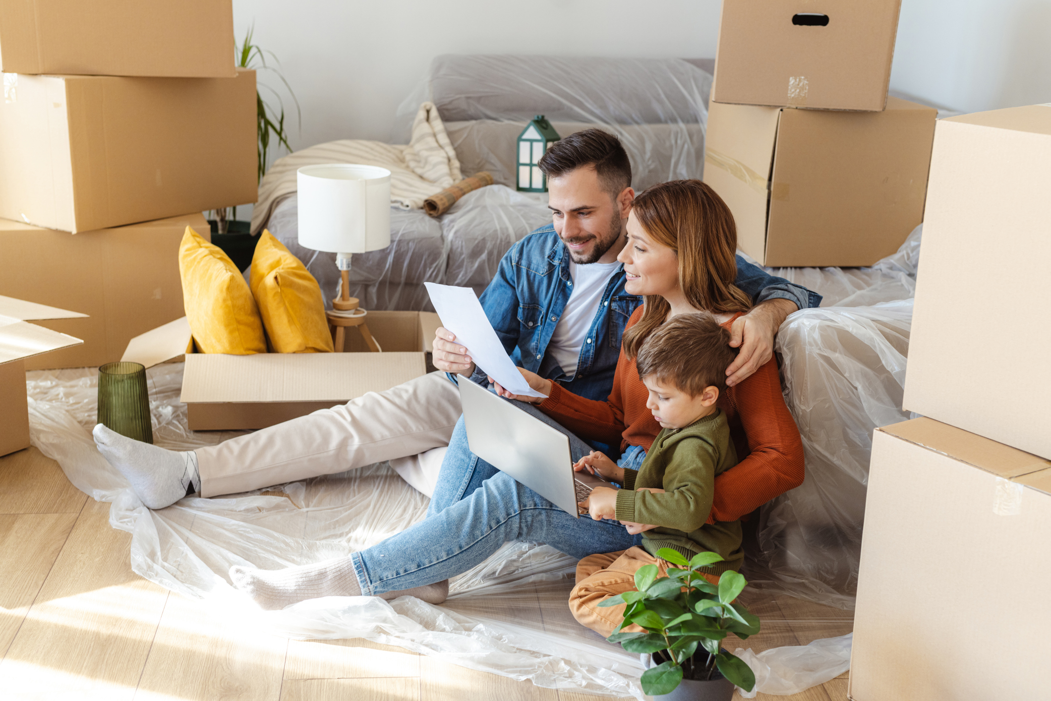 Familie plant gemeinsam ihr neues Zuhause