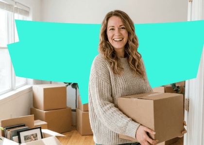 Frau beim Packen von Umzugskartons