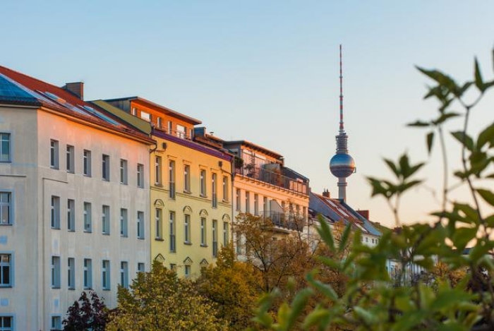 Berliner Straße bei Sonnenuntergang
