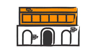 Illustration eines umgebauten Industriegebäudes im Loft-Stil. Das zweistöckige Gebäude zeigt charakteristische Merkmale einer ehemaligen Fabrik: Das Erdgeschoss hat eine weiße Fassade mit drei großen, bogenförmigen Öffnungen (typisch für Industriearchitektur), während das Obergeschoss in Orange dargestellt ist mit rechteckigen Fenstern und sichtbarer Backsteinstruktur, die durch schwarze Linien angedeutet wird. Die drei spitzen Dächer unterstreichen den industriellen Charakter.