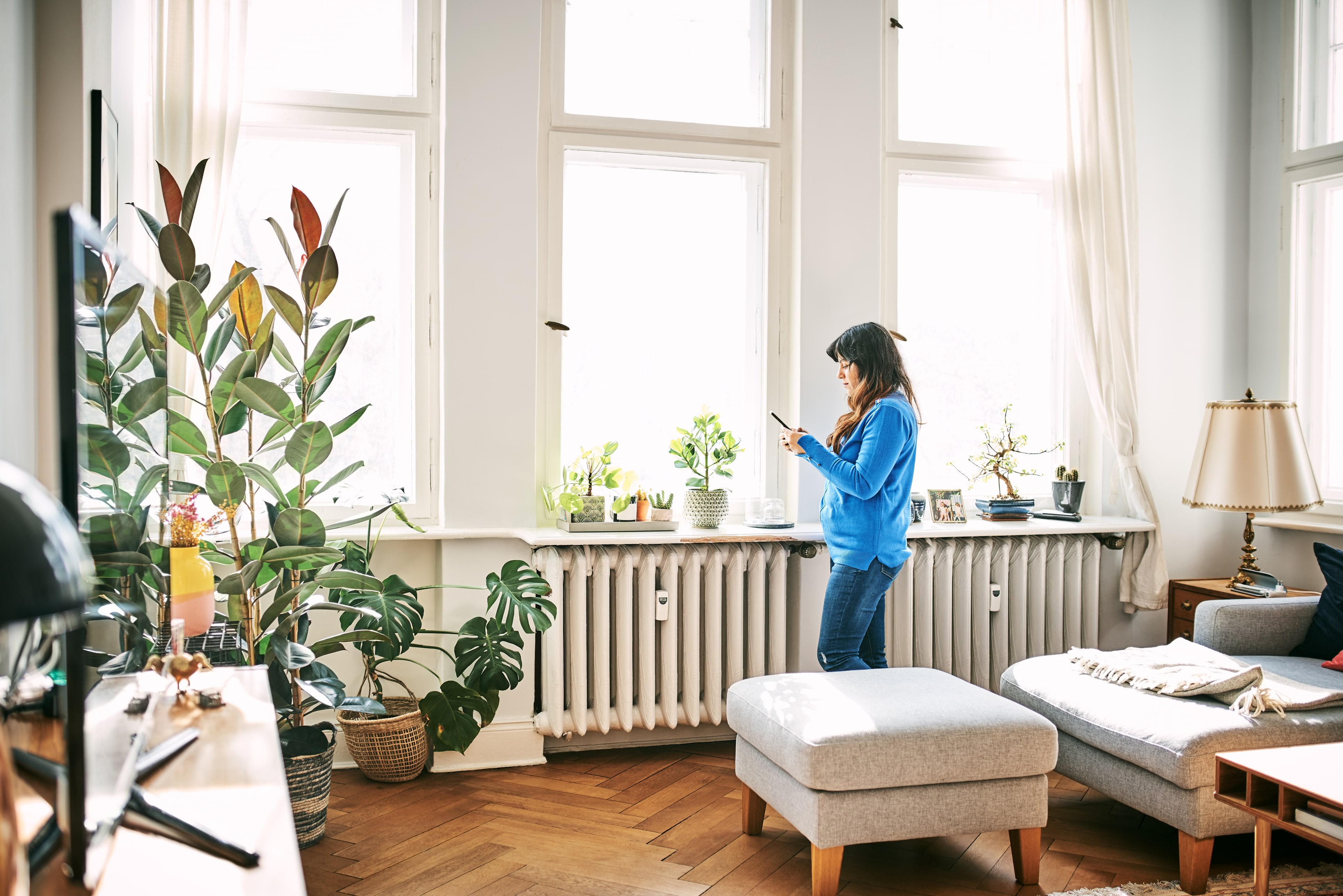 Frau neben Heizung in Altbauwohnung