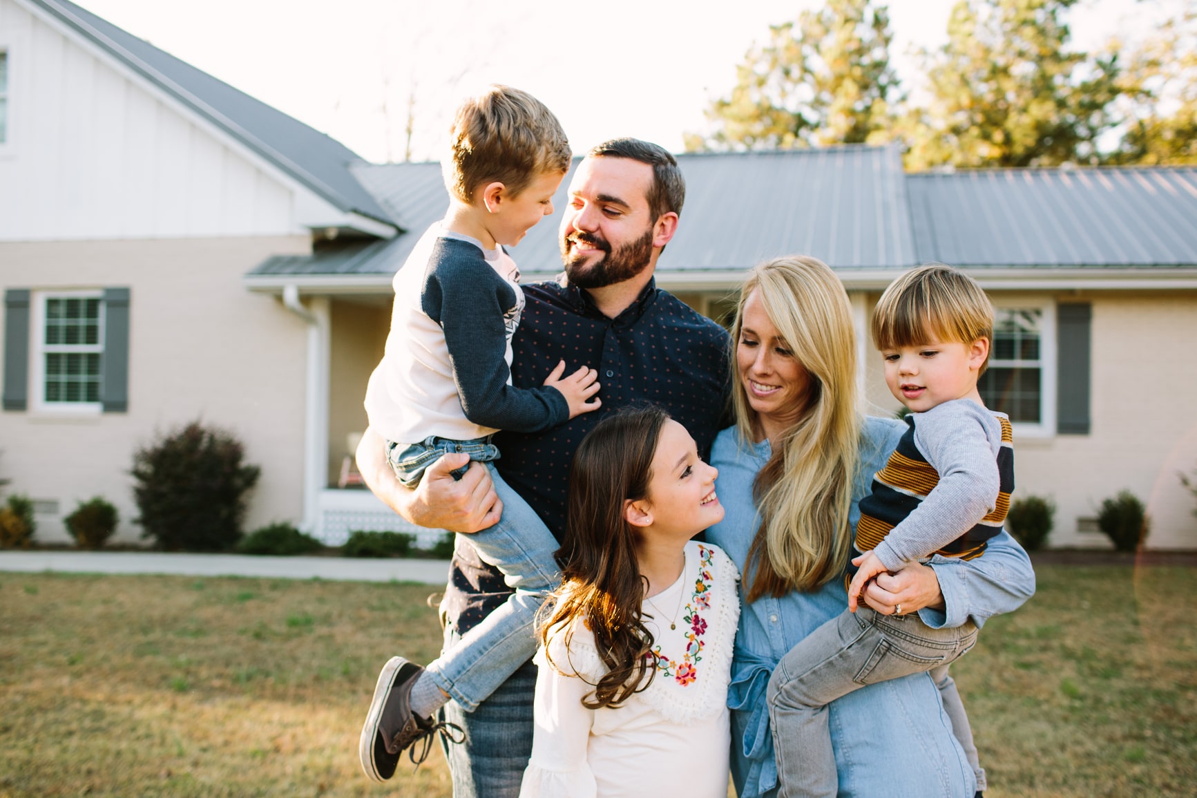 Familie vor Einfamilienhaus
