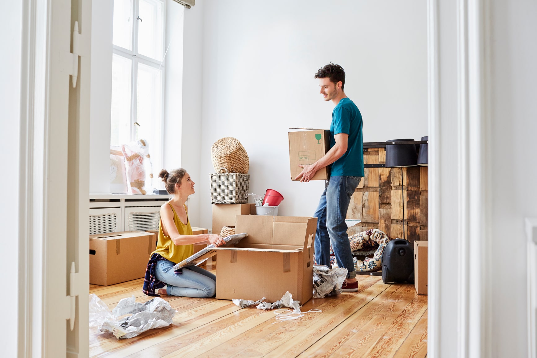 Jugendliche mit Umzugkartons in Wohnung