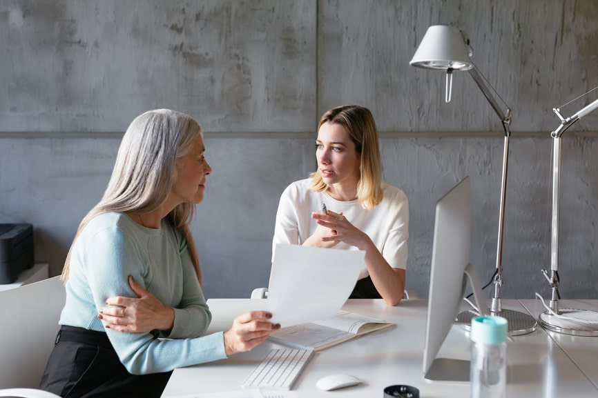 Maklerin und Verkäuferin besprechen Maklerleistungen