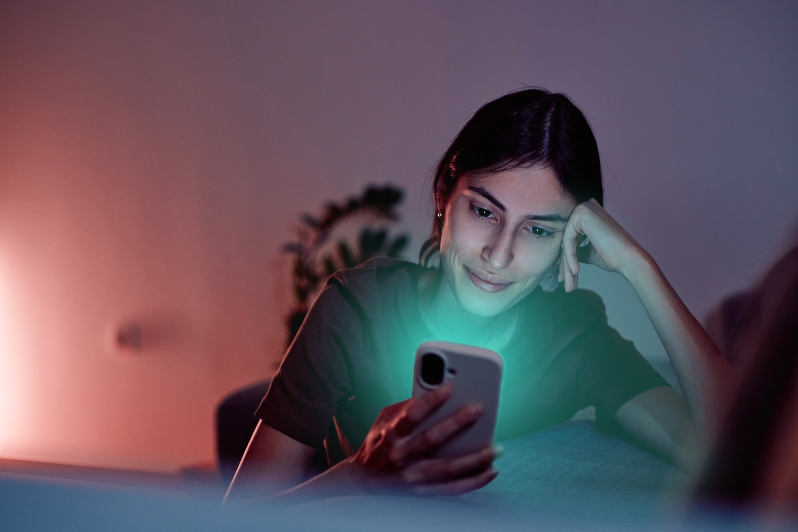 Person schaut auf ein Smartphone